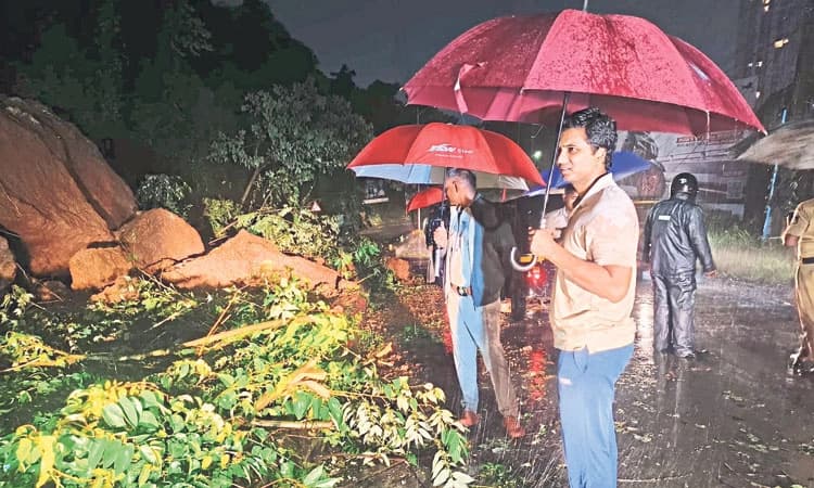 ನೆರೆ ಬಾಧಿತ ಪ್ರದೇಶಗಳಿಗೆ ದಕ್ಷಿಣ ಕನ್ನಡ ಜಿಲ್ಲಾಧಿಕಾರಿ ಭೇಟಿ: ತ್ವರಿತ ಕ್ರಮಕ್ಕೆ ಸೂಚನೆ