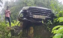 Aranthodu: ಕಾಂಪೌಂಡ್‌ಗೆ ಗುದ್ದಿದ ಕಾರು; ಹಾನಿ